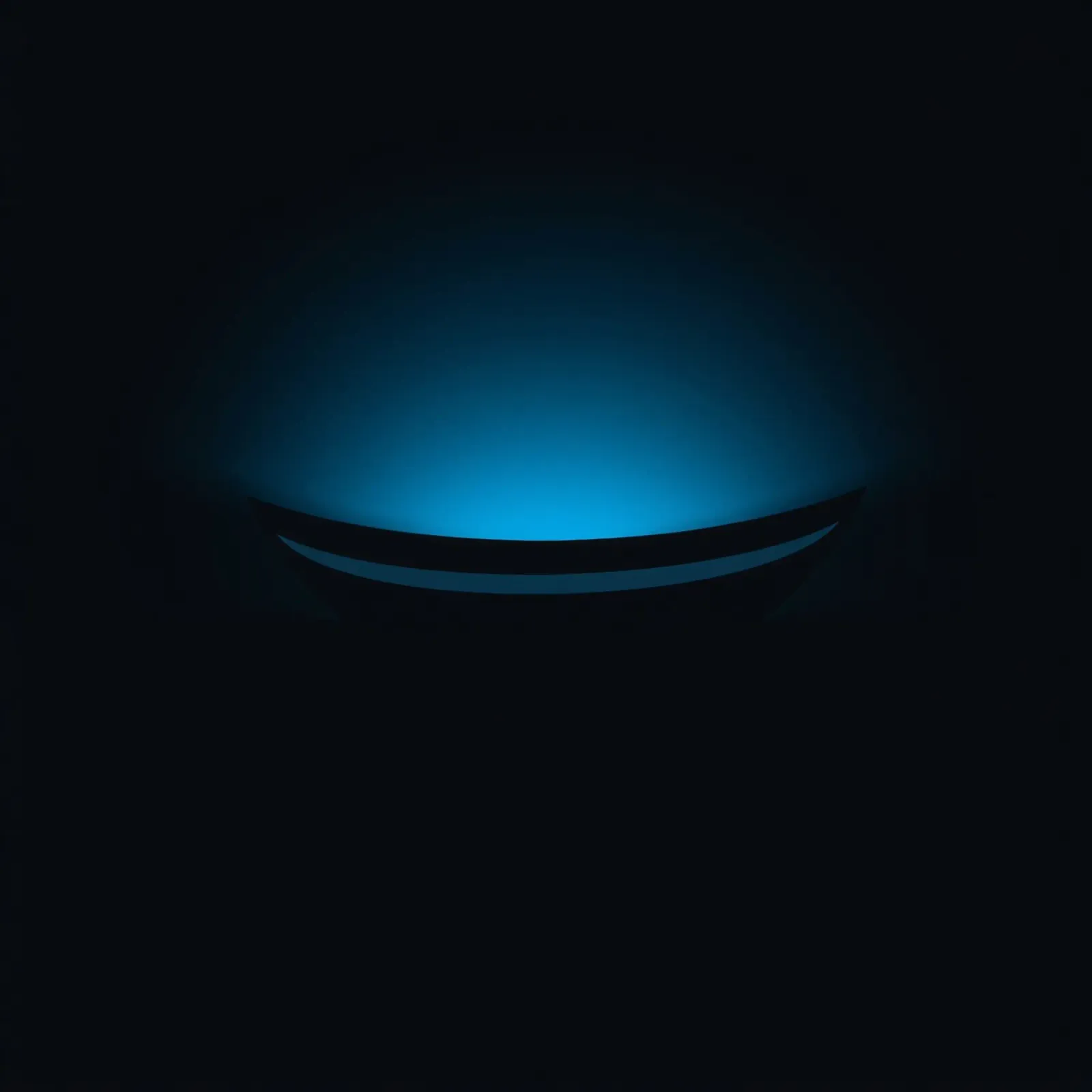 Sutil resplandor azul que ilumina una superficie curva en un decorado oscuro poster de DesignDoodle